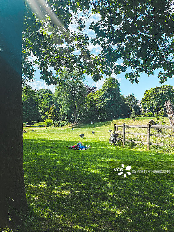 人们在公园放松图片素材