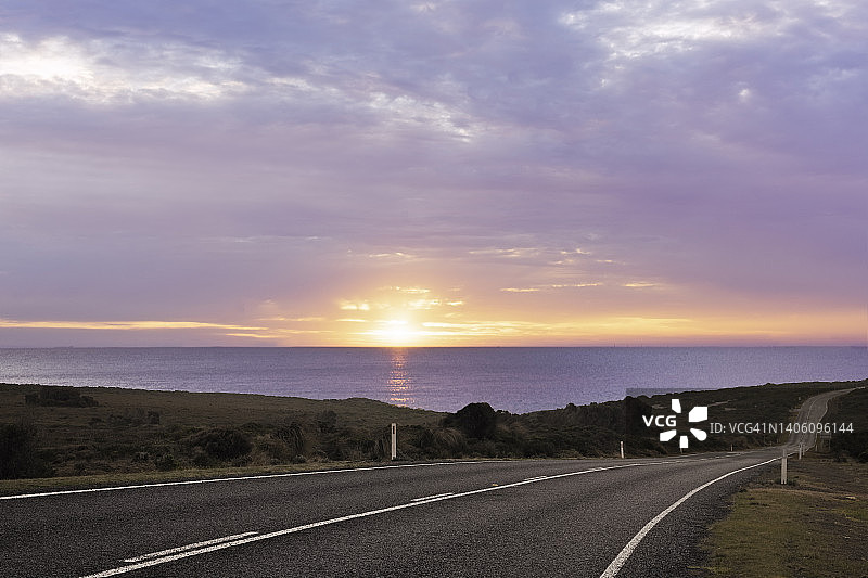 日落时分封闭的乡村公路图片素材