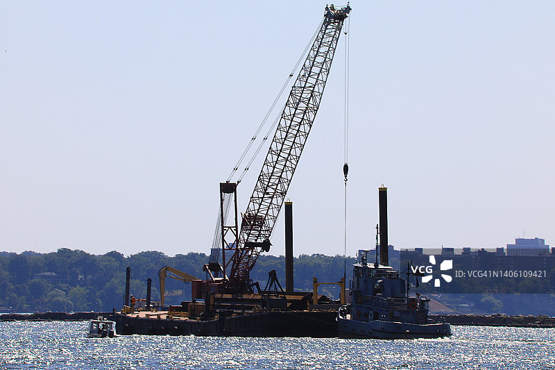 工作中的海运驳船和起重机图片素材