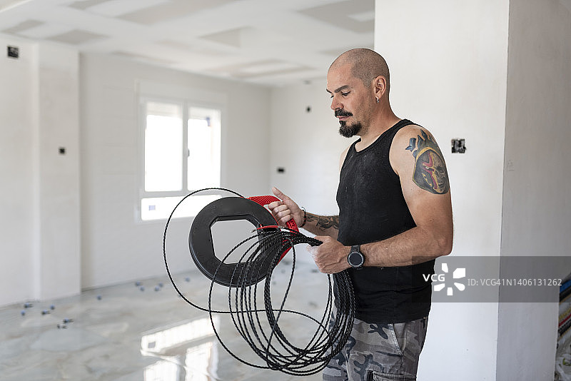 电工准备安装家庭电路图片素材