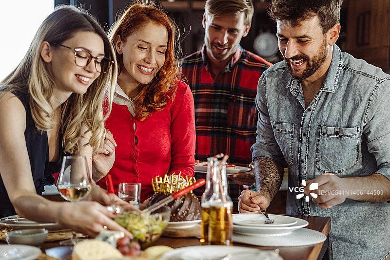 在家中参加生日派对的快乐朋友们图片素材