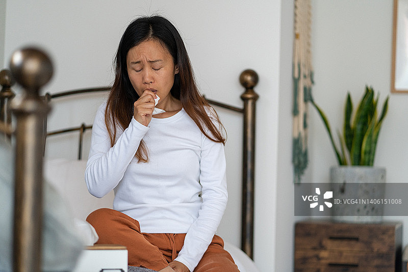在床上感冒的女人图片素材