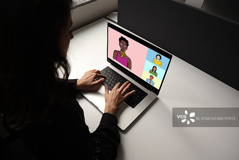 朋友们通过笔记本电脑进行视频通话图片素材