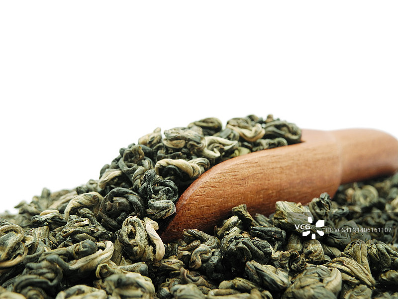 白色背景上的绿茶堆，带复制空间图片素材