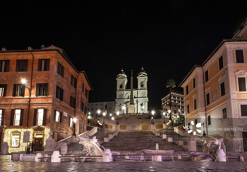 意大利拉齐奥罗马，西班牙广场、西班牙阶梯、三一教堂和破船喷泉夜景图片素材