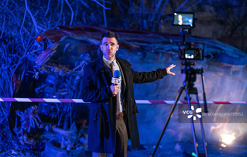 记者电视直播报道夜间道路车祸图片素材