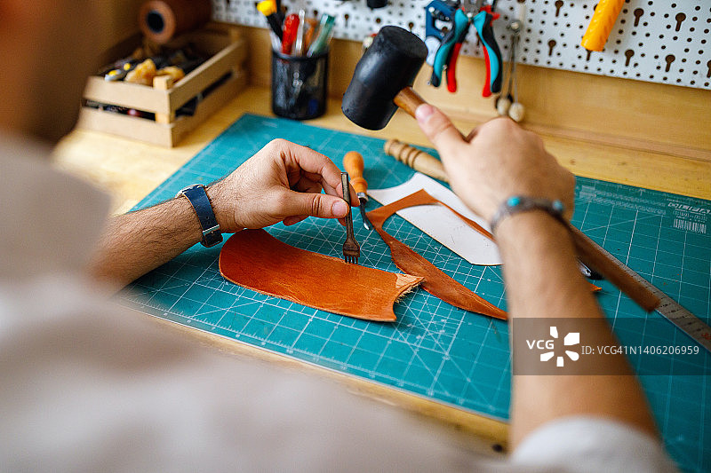 熟练的皮革厂工人裁剪样品图片素材