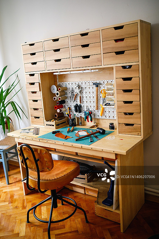 皮革工艺工具，皮革匠人在工作室的工作台图片素材