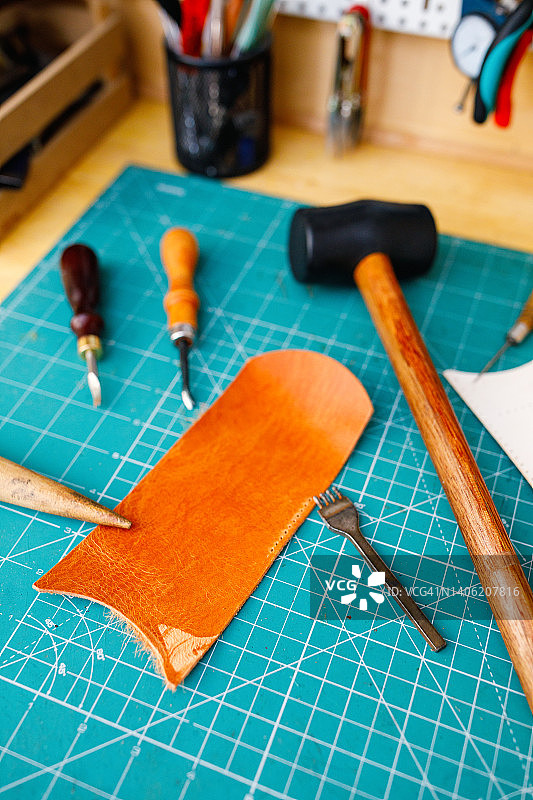 皮革工艺工具，皮革匠人在工作室的工作台图片素材