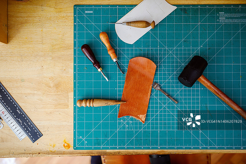 皮革工艺工具，皮革匠人在工作室的工作台图片素材