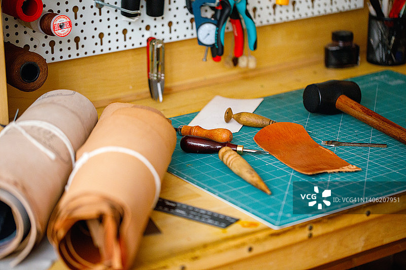皮革工艺工具，皮革匠人在工作室的工作台图片素材