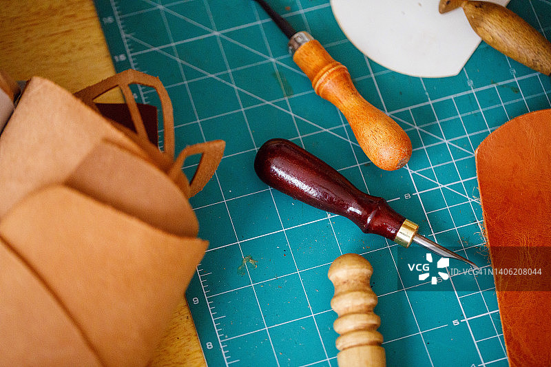 皮革工艺工具，皮革匠人在工作室的工作台图片素材