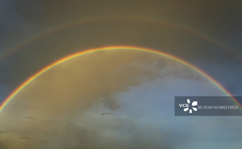 天空中的双彩虹图片素材