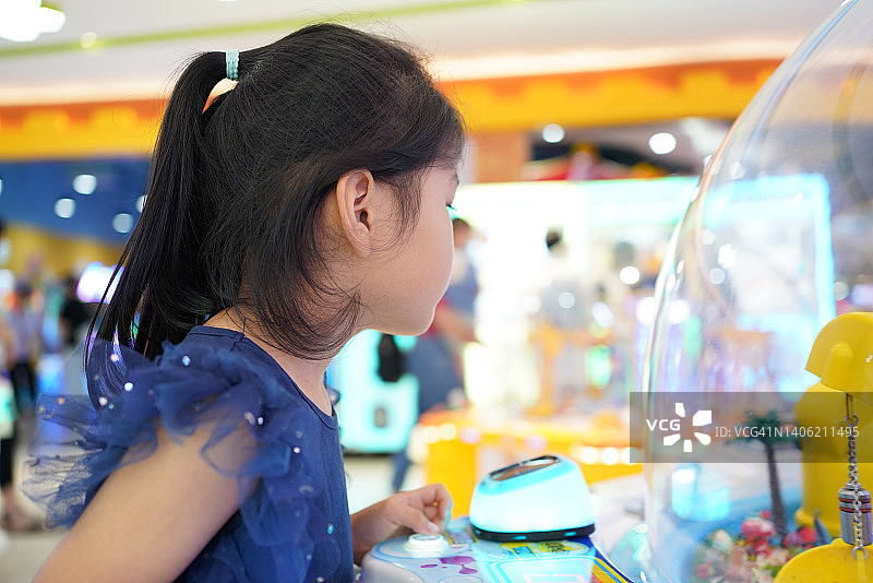 想玩游戏的小女孩图片素材