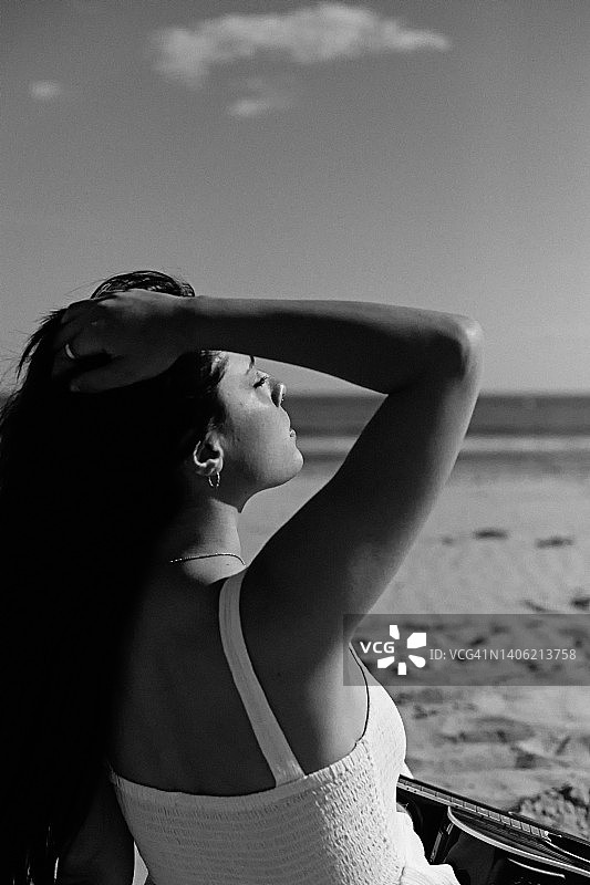 女孩坐在长椅上放松闭眼的特写图片素材