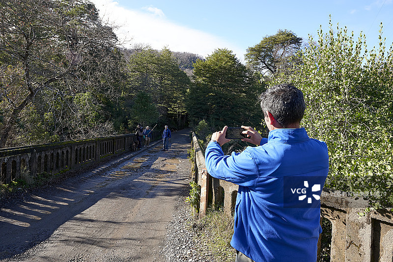 朋友合影留念图片素材