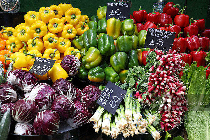 市场摊位上展示的蔬菜图片素材
