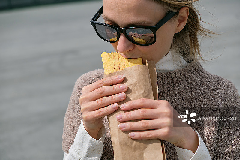 在街头吃素食蔬菜沙威玛的女学生图片素材