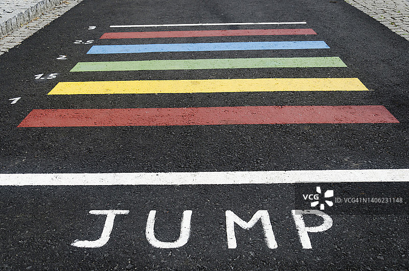 街上绘制的儿童游戏：跳远图片素材