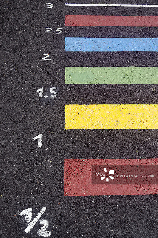 街头儿童游戏：跳远操场局部图片素材