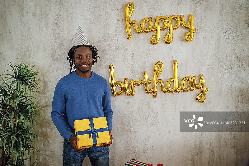 男子抱着生日礼物盒图片素材