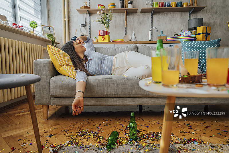 派对后的清晨图片素材