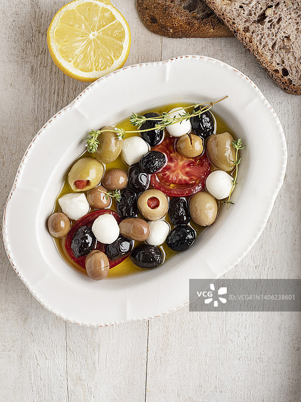 橄榄配马苏里拉芝士，生橄榄，卡普雷塞沙拉图片素材
