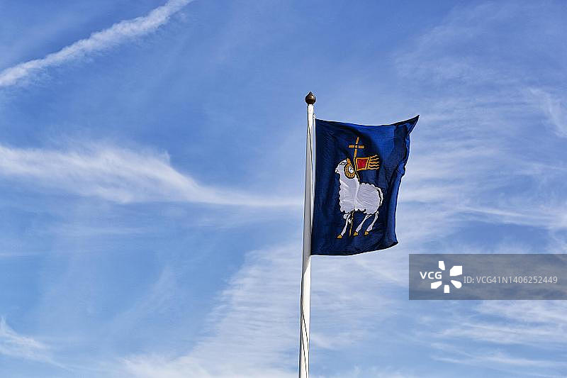 哥特兰官方旗帜，天空背景，图案为带横杆和旗帜的公羊，瑞典哥特兰岛图片素材