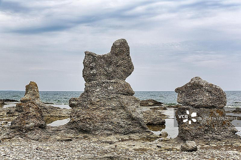 哥特兰岛福尔哈马尔自然保护区海岸的石灰岩柱图片素材