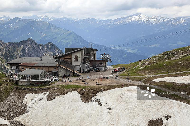埃德蒙·普罗布斯特房屋和阿尔高阿尔卑斯山景观,后方是霍厄伊芬山,内贝尔峰,奥伯斯多夫,奥伯阿尔高,阿尔高,德国巴伐利亚图片素材
