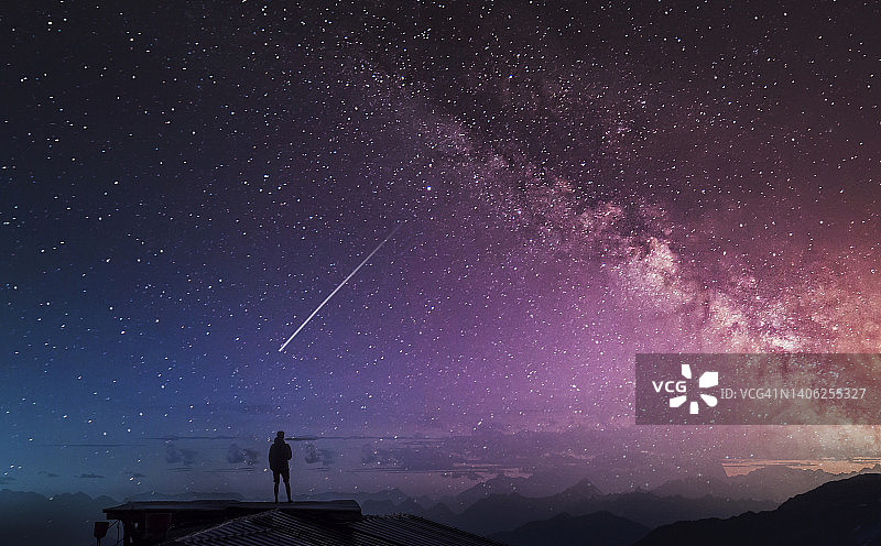 男人观看流星图片素材