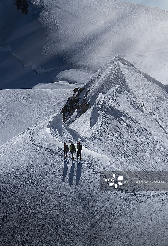 雪岭上的登山者图片素材