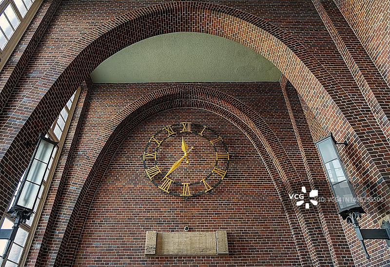 德国柏林乌尔斯坦大厦入口处的罗马数字大挂钟图片素材