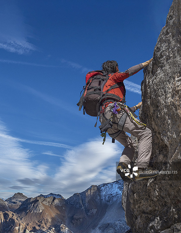在岩壁上的攀岩者图片素材