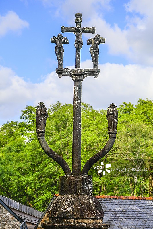 科特南特村的洛雷特圣母小教堂旁边的耶稣受难像，位于法国布列塔尼图片素材