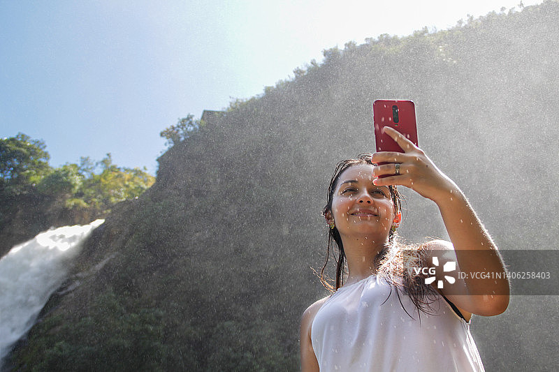 喜欢在网上购买美妆产品的年轻女子图片素材