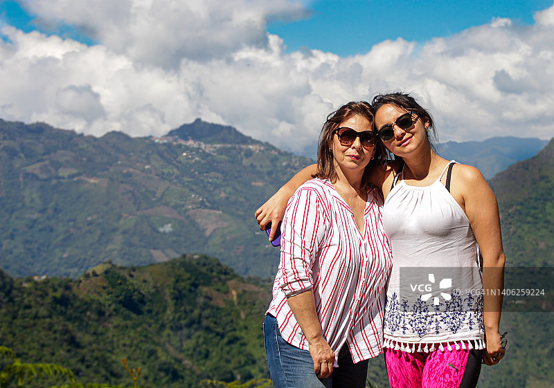 母女环游世界，心情激动图片素材