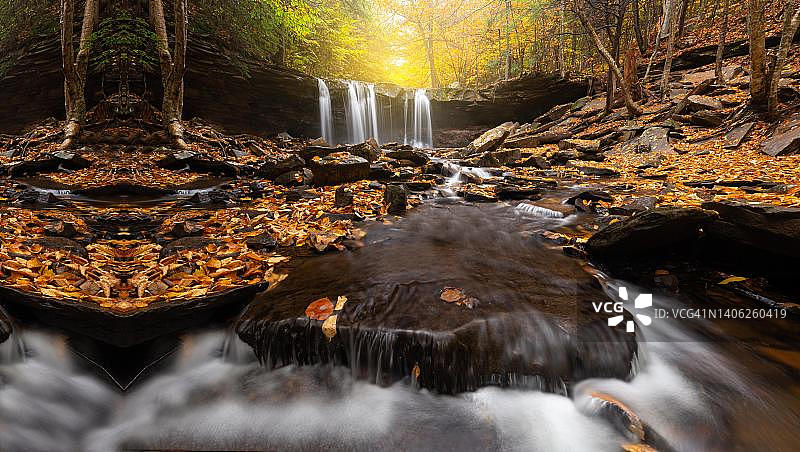 热带雨林中的隐秘瀑布，尼加拉瓜马塔加尔帕的河流和天然水池图片素材