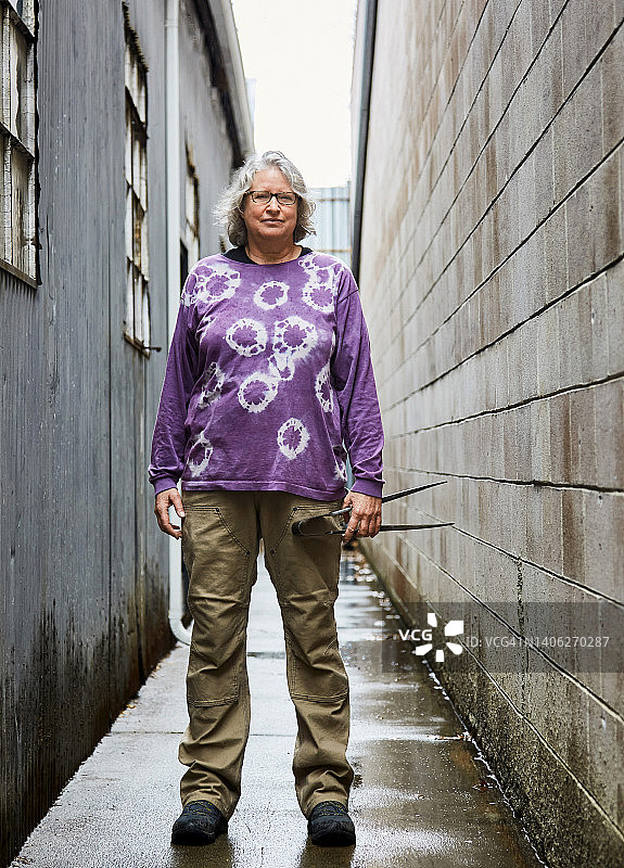 女玻璃吹制工拿着工具图片素材