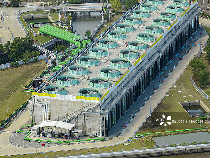 航拍：发电厂中的冷却风扇图片素材