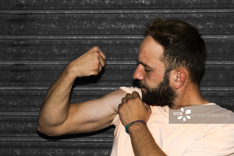 做出力量手势的年轻男子肖像图片素材