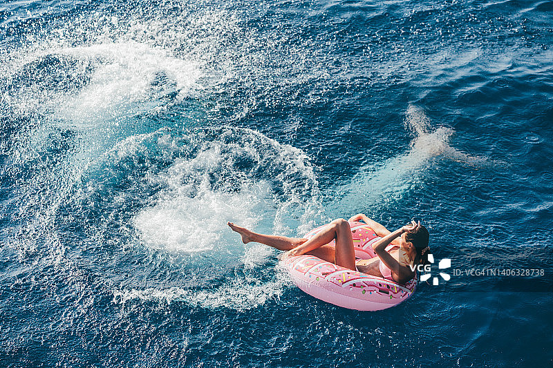 在海上使用游泳圈的女子图片素材
