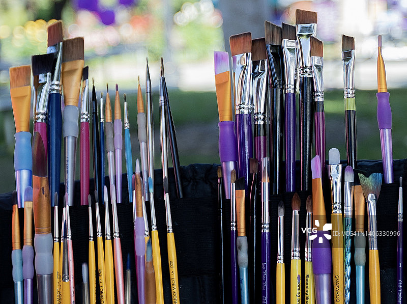 散景公园背景下的彩色画笔图片素材