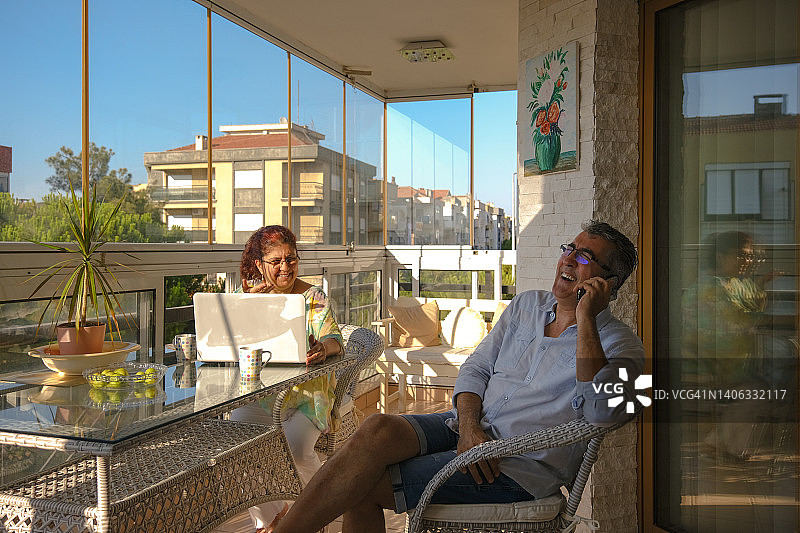 一对中年夫妇在阳台的家里图片素材
