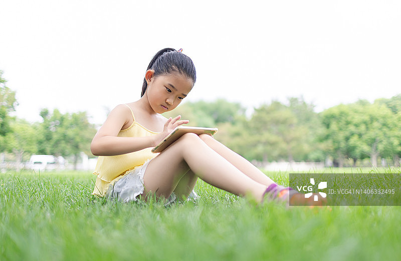 使用IPAD的小女孩图片素材