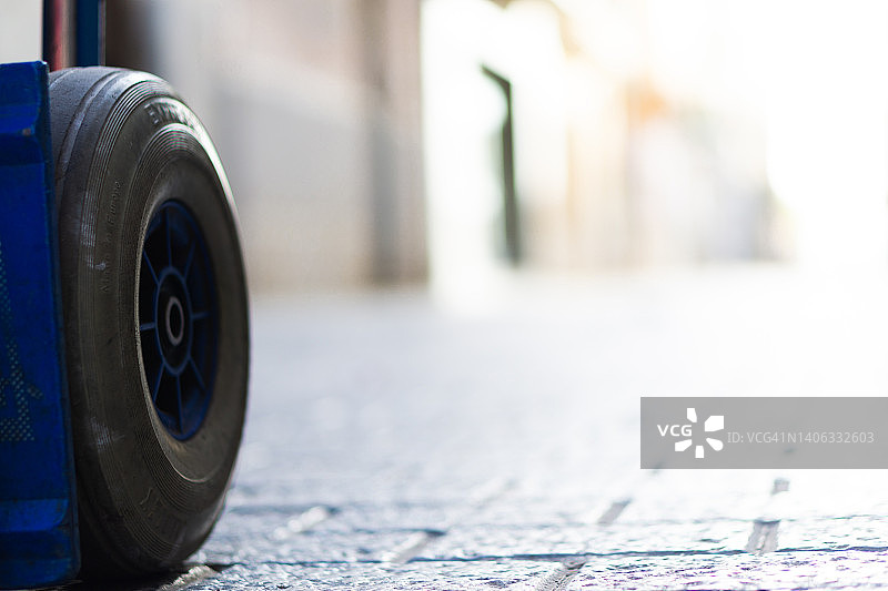 城市背景下的叉车轮图片素材