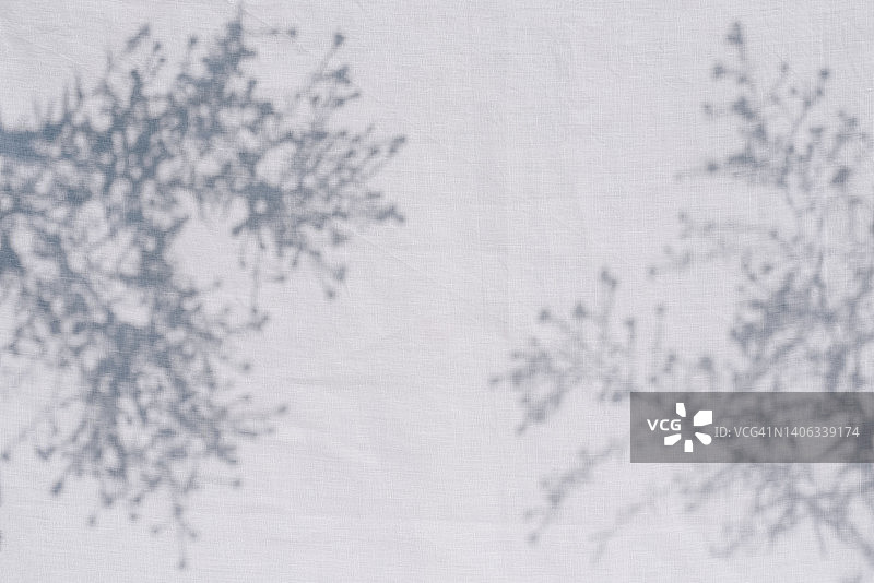 白色简约模糊自然背景。白色天然棉布。图片素材