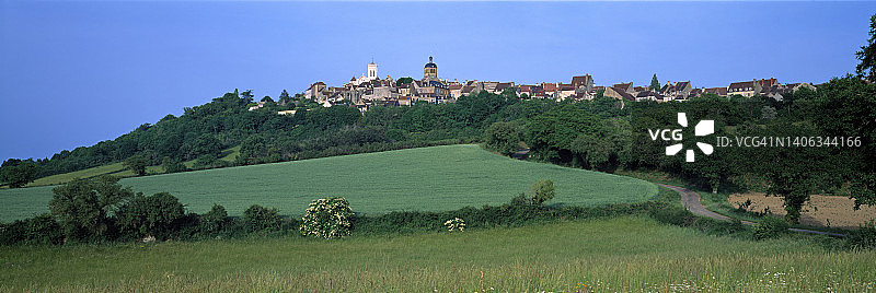 山丘上的中世纪法国村庄韦泽莱图片素材
