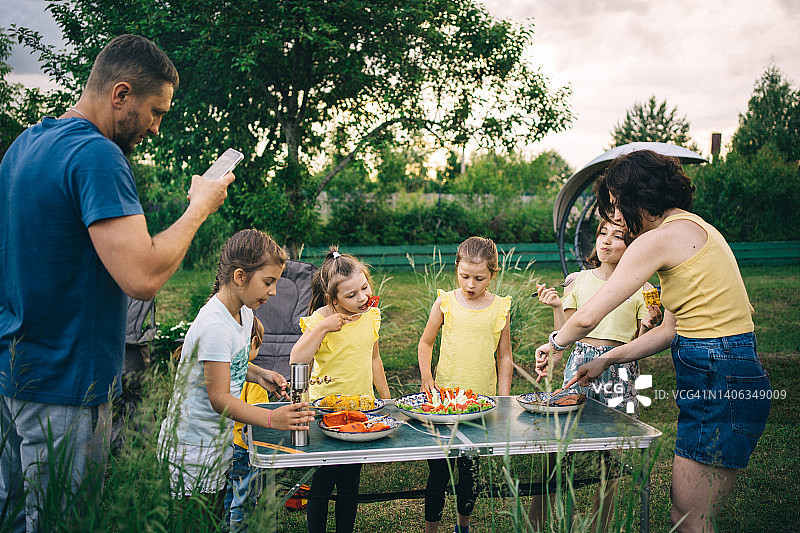 已婚夫妇摆放了节日餐桌，孩子们吃得营养均衡图片素材