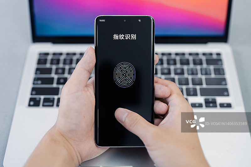 在屏幕上放置手指以解锁电子设备图片素材